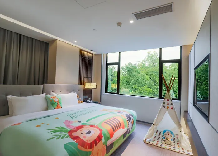 Guilin 5-Star Purejoy Hotel - Elephant Hill -Two Rivers & Four Lakes Branch - Free Airport Pick-Up For 2 Nights Only - Rooftop Bar